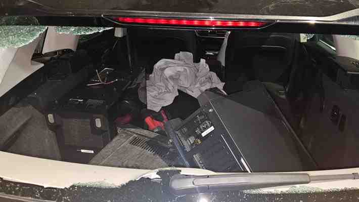 Violento robo de tienda gamer en Providencia: Uso de "miguelitos" provocó accidente de patrulla municipal