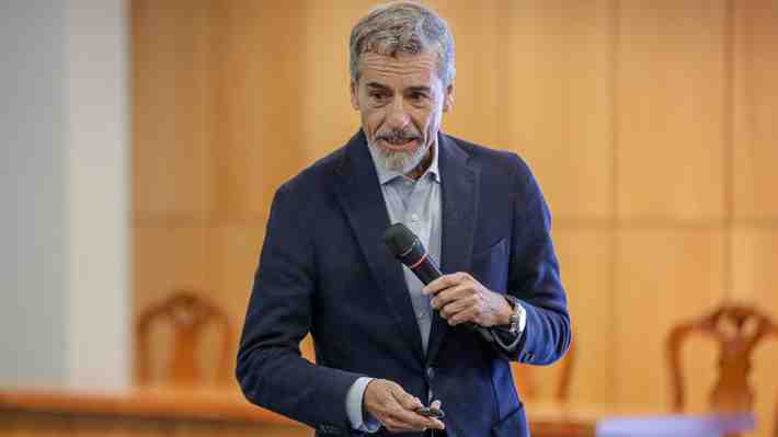 Las duras respuestas a Andrés Velasco tras calificar de "estupidez" idea de eliminar las contribuciones