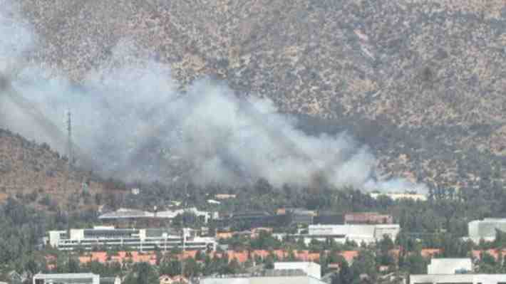 Declaran incendio forestal en Las Condes: Bomberos combate fuego en San Carlos de Apoquindo