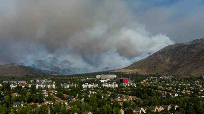 Incendio en Las Condes: Delegación dice que emergencia se extenderá hasta el martes y fuego ha consumido 450 hectáreas