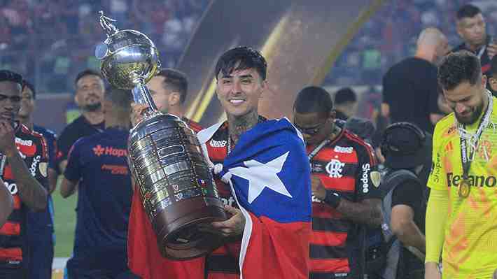 Tremendo: Erick Pulgar ahora es elegido en el once del año del continente... Revisa el equipo completo, el mejor jugador y DT premiado