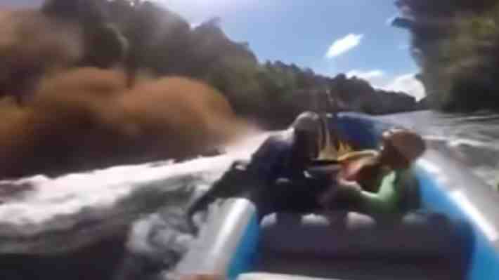 Video | Remoción de tierra casi golpea a turistas que hacían rafting en Río Bueno: Denuncian delitos ambientales