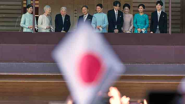 Hombre se desnuda ante el emperador de Japón y su familia durante discurso de Año Nuevo