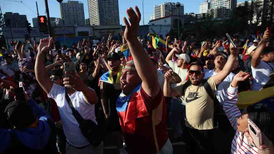 Venezolanos en Chile celebran efusivamente captura de Maduro en las calles de Santiago