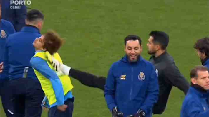 Insólita escena en un entrenamiento del Porto: Juvenil hace un golazo y arquero reacciona con patada que se viraliza... Mira las imágenes