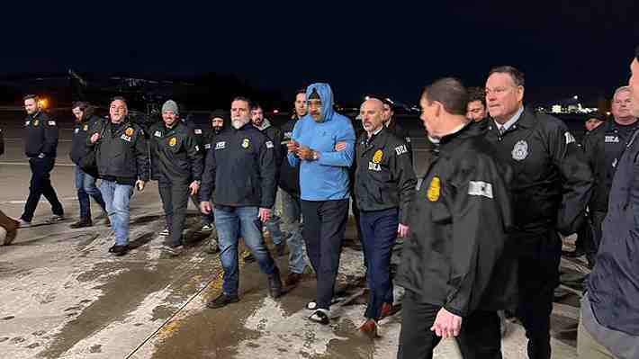 Encapuchado y con sandalias: Las primeras imágenes de Maduro siendo escoltado por la DEA tras aterrizar en Nueva York