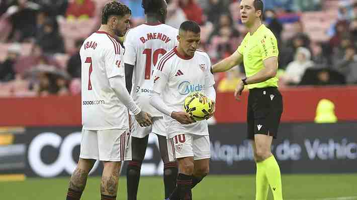 "Incapaz", "le pesa la edad": En España se lanzan fuerte contra Alexis y explican el “pique” del chileno con un compañero del Sevilla