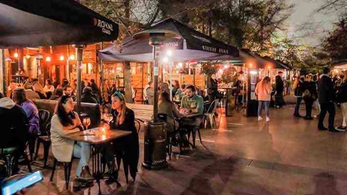 "No show": El cobro de garantías por reservas en restaurantes gana terreno en Chile y abre debate