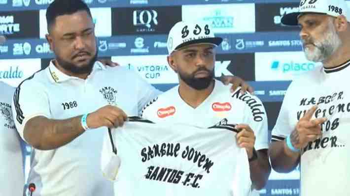 Video: Surrealista y polémico "apriete" a Gabigol en plena presentación con el Santos