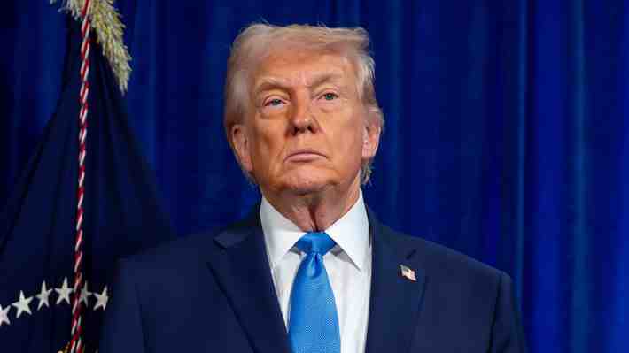 Trump anuncia acuerdo con Venezuela para la entrega de "30 a 50 millones de barriles" de petróleo a Estados Unidos