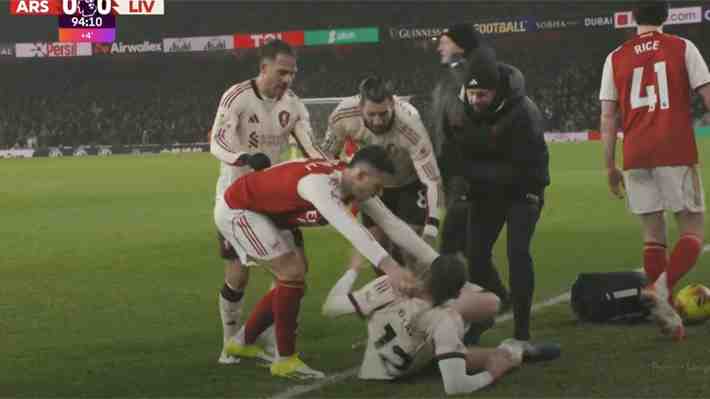 "Una vergüenza", "no sé cómo no lo golpearon": Explotan en Inglaterra tras viralizada acción en el Arsenal-Liverpool