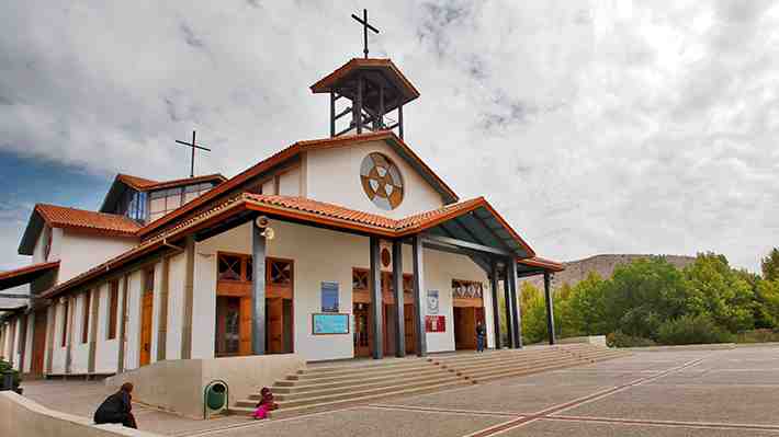 "Pagar para rezar": La polémica por el cobro de estacionamientos en el santuario Santa Teresa de Los Andes
