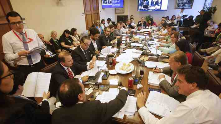 Reajuste al sector público: Comisión rechaza indicación del Ejecutivo y "norma de amarre" avanza con 2 años de antigüedad