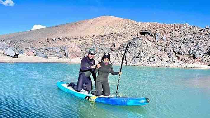 Matrimonio chileno bate récord Guiness: Navegó en la Laguna Ojos del Salado, la más alta del planeta