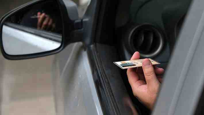 Renovar la licencia de conducir sigue siendo un dolor de cabeza en Chile: ¿Cómo funciona en otros países?