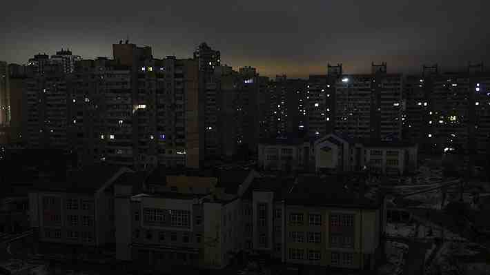 Kiev sigue sufriendo por la falta de calefacción en medio de ataques: Familias han rellenado las ventanas con peluches