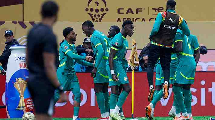Senegal es campeón de la Copa Africana en una de las finales más polémicas de la historia en la que incluso abandonaron la cancha en pleno partido