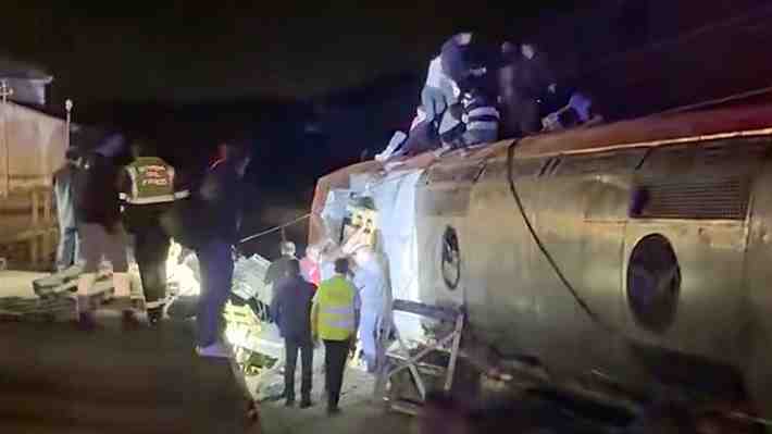 "Raro y difícil de explicar": Autoridades de España buscan explicación a trágico accidente de tren que provocó al menos 21 muertos