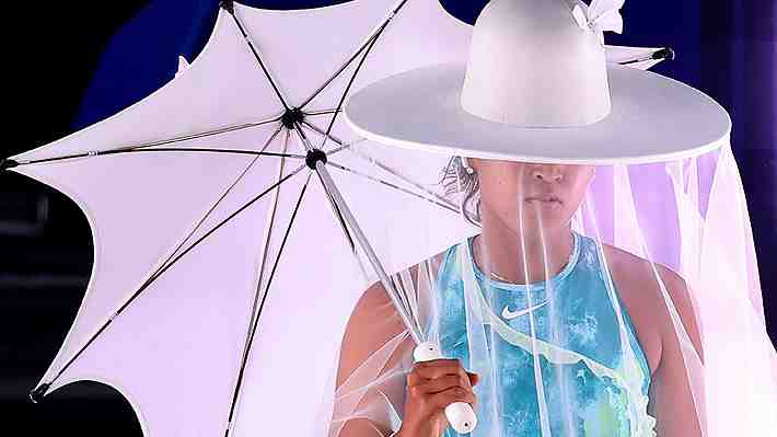 Fotos | Sombrero, velo y sombrilla: Naomi Osaka sorprende con inusual look en el Abierto de Australia