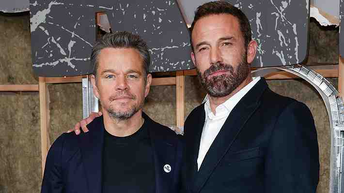 Matt Damon y Ben Affleck abren debate sobre el "método Netflix": Adaptar producciones para un público "distraído"