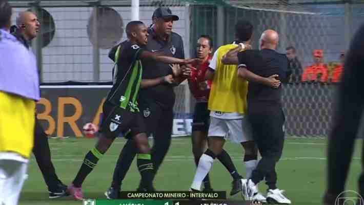 Jorge Sampaoli explota en Brasil y casi se va a las manos con el técnico rival: Mira las imágenes y el gesto contra el argentino que se viraliza