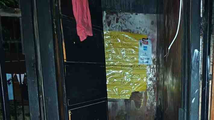 Insólito: Almacén de barrio cerrado ayer reabrió con cartel de precios de drogas incluido