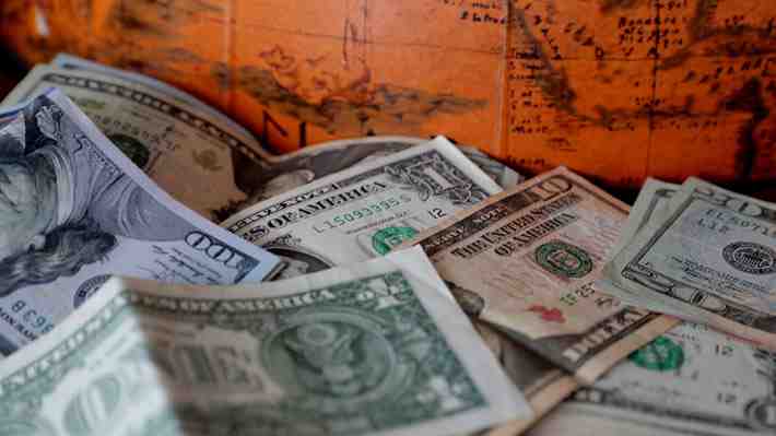 Dólar sigue cayendo y llega a su menor nivel en más de dos años