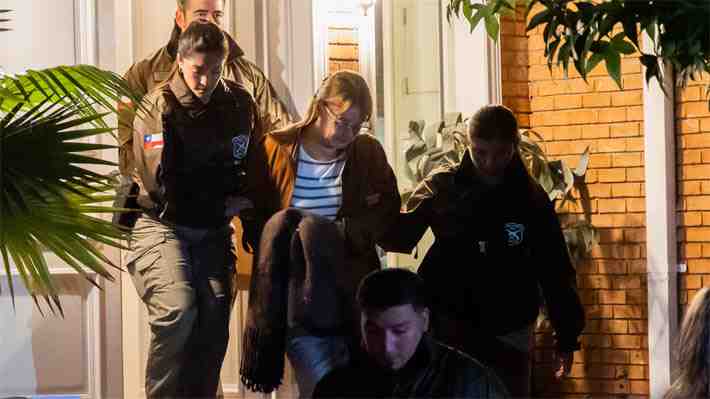 Video | Esposada y custodiada por el OS7 de Carabineros: Momento en que Ángela Vivanco sale detenida de su vivienda
