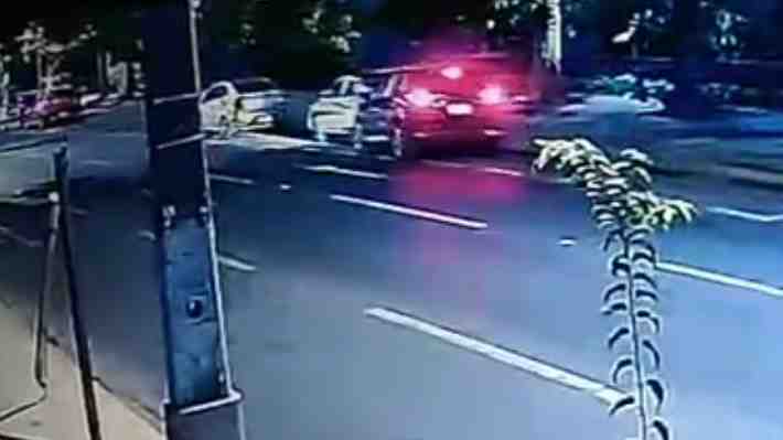 Video: Detienen a conductora ebria tras protagonizar colisión con vehículo estacionado en Providencia