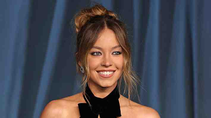 Video | Sydney Sweeney genera polémica al escalar el cartel de Hollywood para promocionar su marca de ropa interior