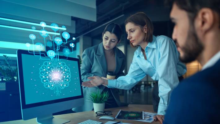 Estudio muestra brecha entre la visión de ejecutivos y colaboradores sobre la IA en las organizaciones