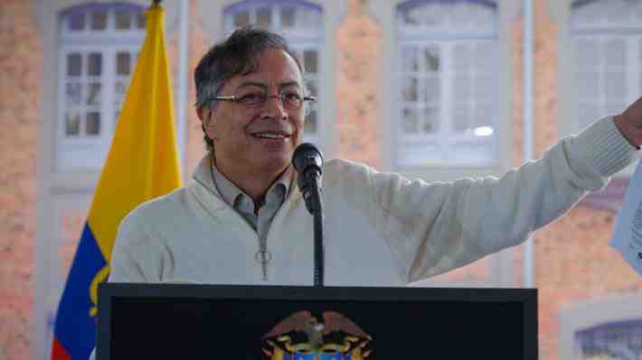 "Perseguidos en las calles": Gustavo Petro acusa que colombianos en Chile son tratados "como esclavos"