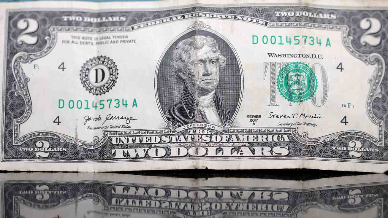 ¿Cuál es su piso? Analistas debaten hasta dónde puede caer el dólar en Chile y de qué depende