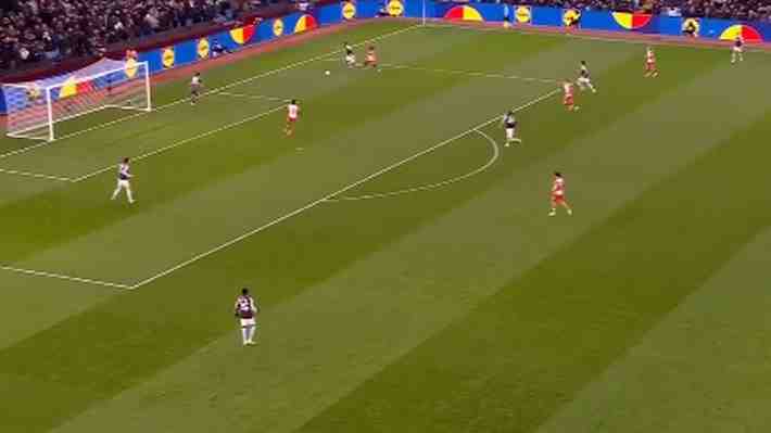 El grosero error de la defensa del Aston Villa que provocó un insólito autogol en la Europa League