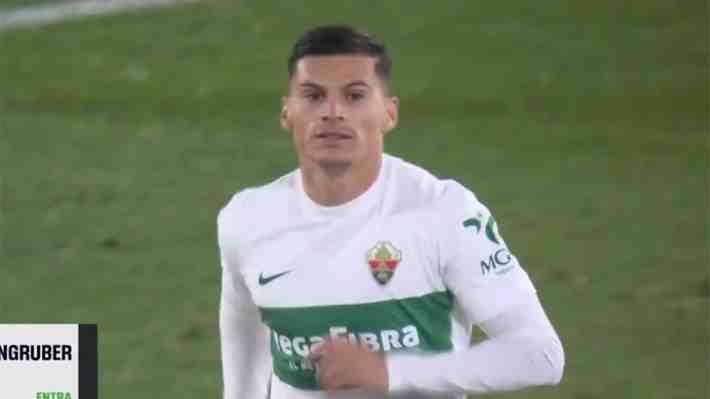 Lucas Cepeda debutó en el Elche y ante el Barcelona: Revisa la clara ocasión que tuvo y el mensaje del chileno