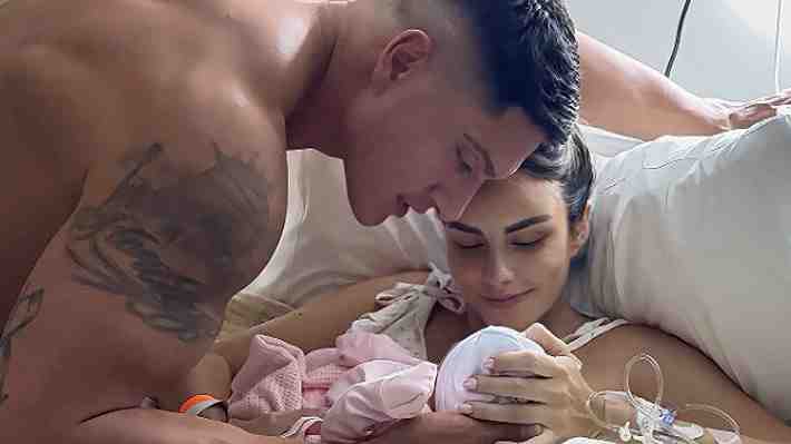 "Bienvenida a nuestro mundo princesa": Emilia Dides y Sammis Reyes anunciaron el nacimiento de su primera hija