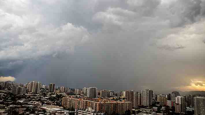 Fuertes lluvias en la Región Metropolitana: Más de 26 mil clientes están sin energía tras la caída de casi 18 milímetros en una hora