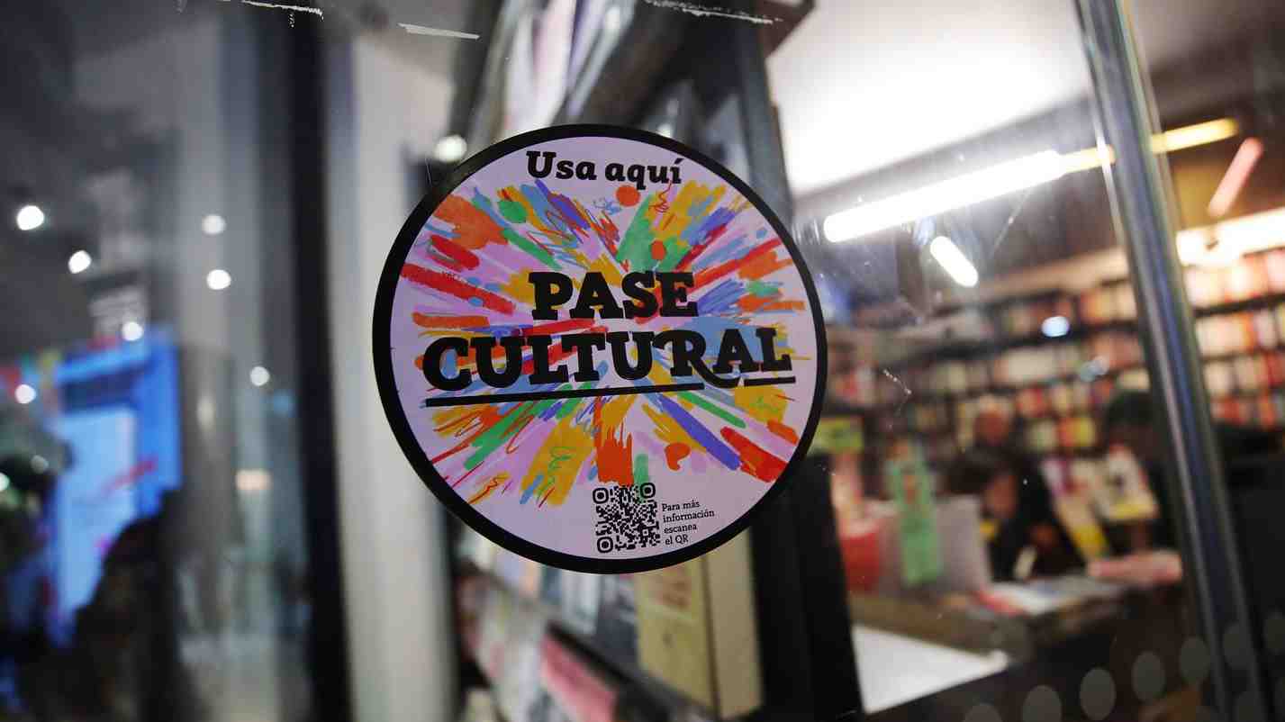 Uso indebido y alto financiamiento: Los inconvenientes y críticas que ha tenido el Pase Cultural desde su implementación