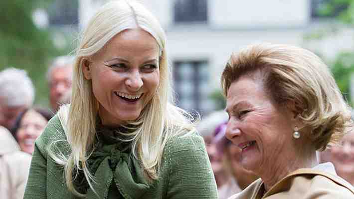 Mette-Marit de Noruega aparece en público con cánula nasal de oxígeno:  Princesa padece fibrosis pulmonar | Emol.com