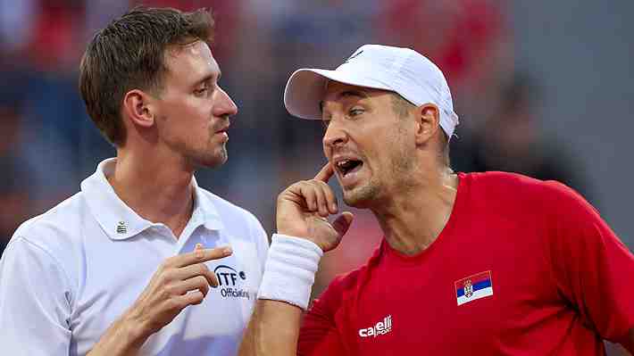 "Eres malo, malo": Figura de Serbia protagoniza tenso cruce con hincha chileno en la Davis y luego sufre insólito accidente que lo mandó a la clínica