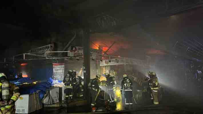 Incendio en La Vega Central: Al menos 54 locales comerciales se vieron afectados