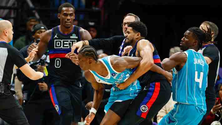 Tremenda batalla campal en la NBA: Empujones, manotazos y puñetazos dejan cuatro expulsados... Mira las imágenes