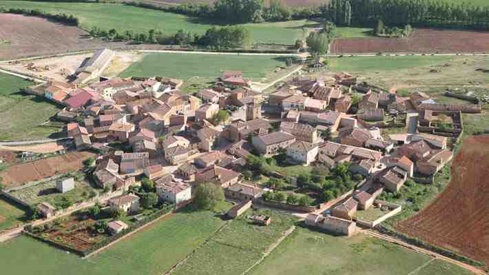 Casa, trabajo y hasta administrar el bar: La oferta de un pueblo en España para atraer habitantes