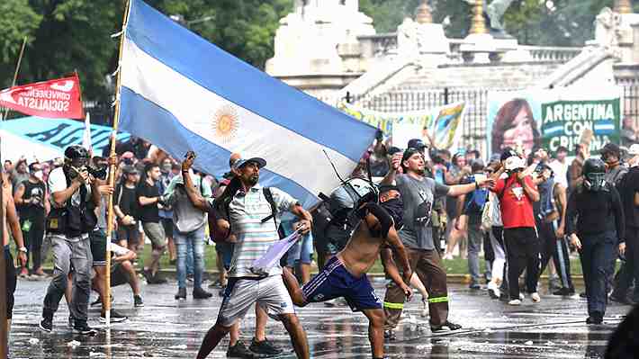 Protesta contra la reforma laboral de Milei termina en batalla campal en Buenos Aires: Hay decenas de detenidos