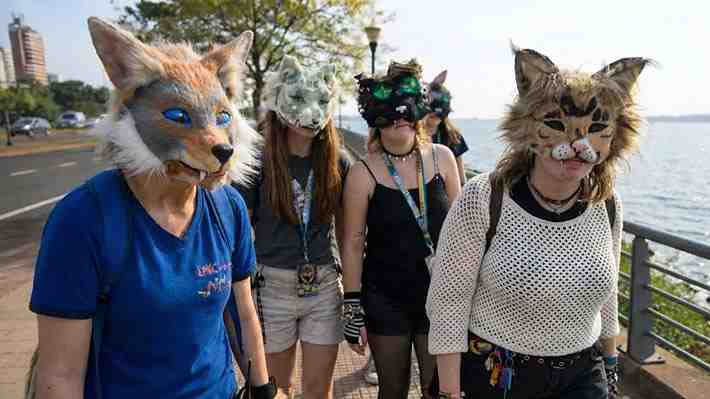 Qué son los therians, el fenómeno de las personas que se identifican con animales y que ya está presente en Chile