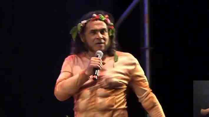 Polémica rutina de humorista Arturo Ruiz-Tagle en Puerto Montt: Hizo gestos obscenos al público y diputado exige disculpas