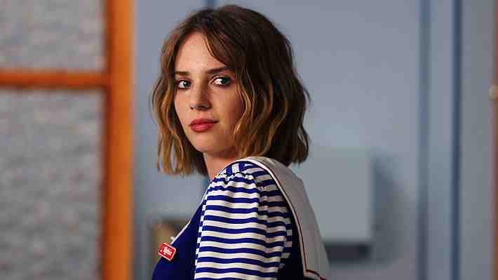 Maya Hawke contrae matrimonio rodeada de parte del elenco de "Stranger Things"