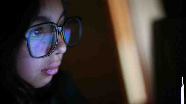 Nueva teoría sobre la causa de la miopía: Ver de cerca en ambientes de poca luz