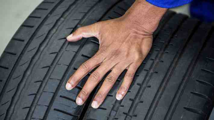 No pudo con la competencia china: Histórica firma argentina de neumáticos cierra y habrá casi mil despidos