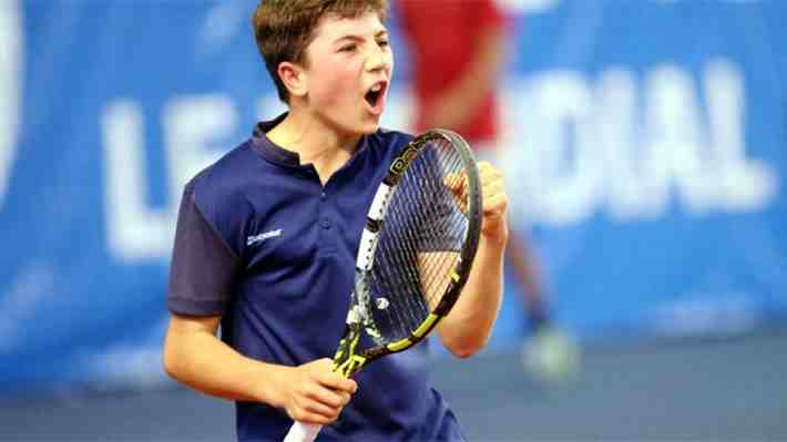 Teodor Davidov, el viralizado niño sin revés que hace historia: Gana sus primeros puntos ATP y será el más joven del ranking... Así juega
